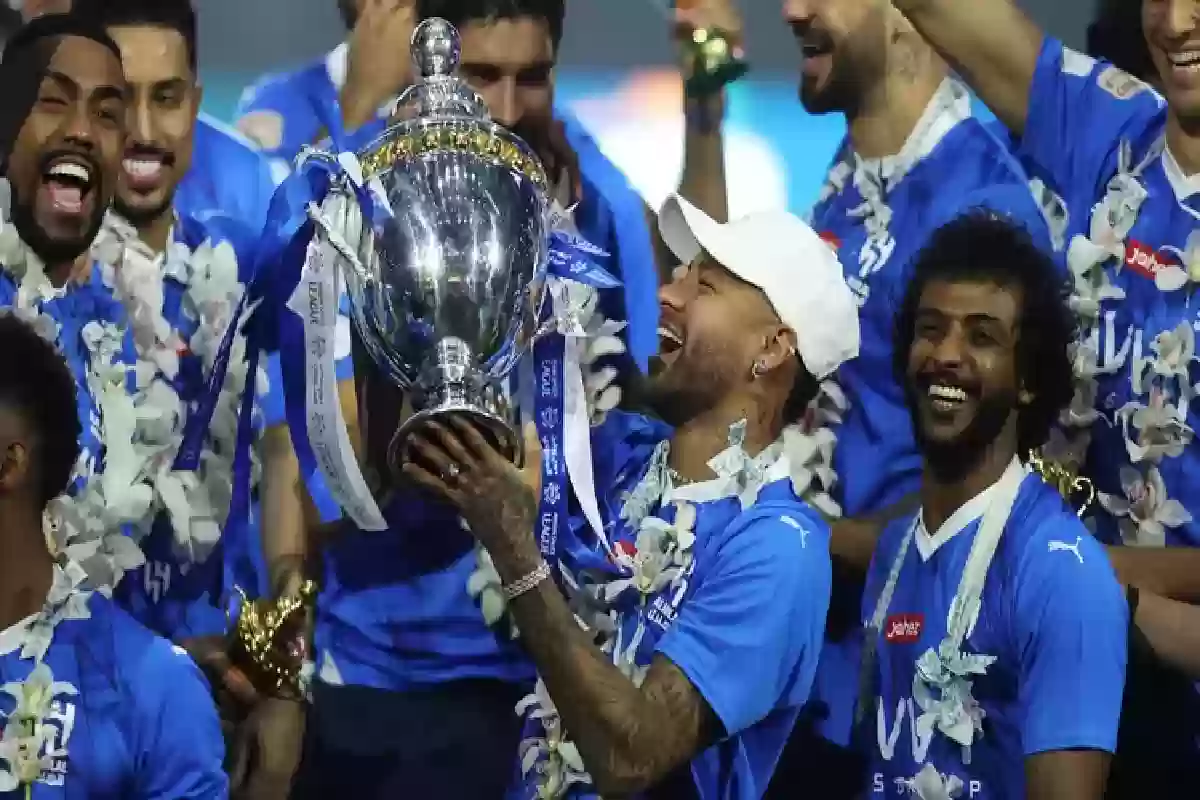 نجم عالمي يلمح للانتقال إلى الهلال .. بـ