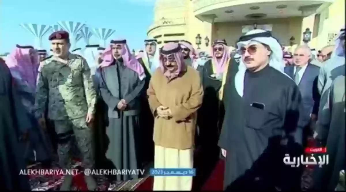  لحظة تأثر أمير الكويت بنقل جثمان الشيخ نواف الأحمد الصباح صباح اليوم وبكائه