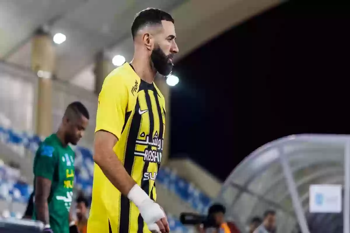 تصرف غريب من بنزيما يشعل غضب الجماهير .. بسبب النصر!